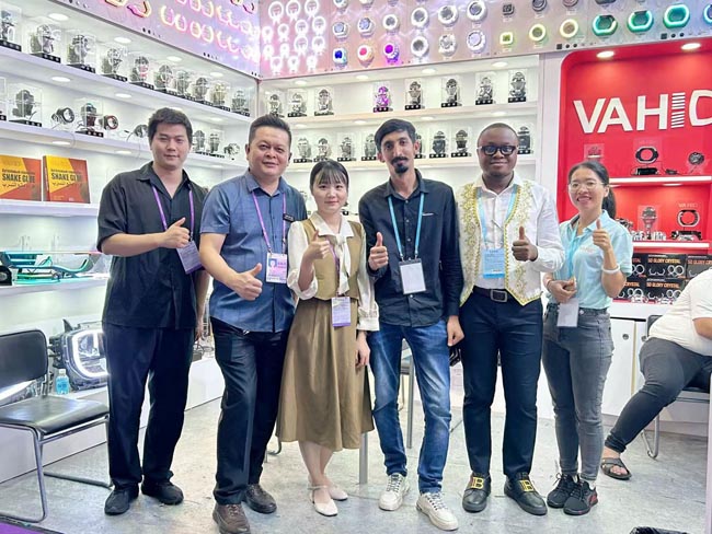 La fábrica de iluminación automotriz VAHID presenta productos innovadores en la Feria de Cantón de otoño de 2024