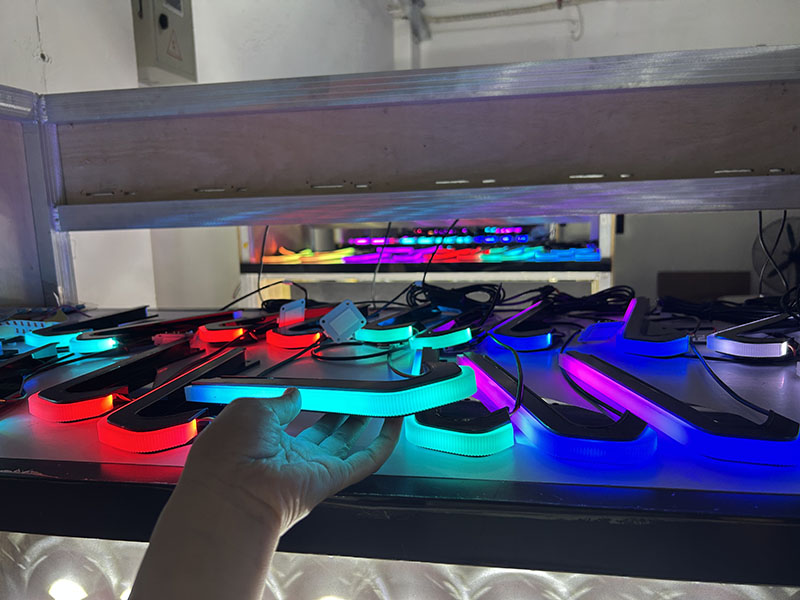 VAHID presenta nuevas luces DRL multicolor para Toyota Hilux que mejoran el estilo y la visibilidad