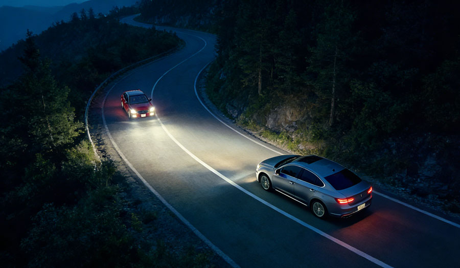 ¿Qué distancia deben iluminar los faros con las luces bajas?