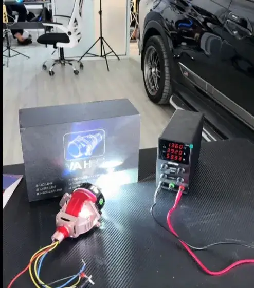 Reseña del VAHID V3 Bi-LED de doble láser: una opción recomendada para los faros de tu auto. Si sientes que iluminan poc..